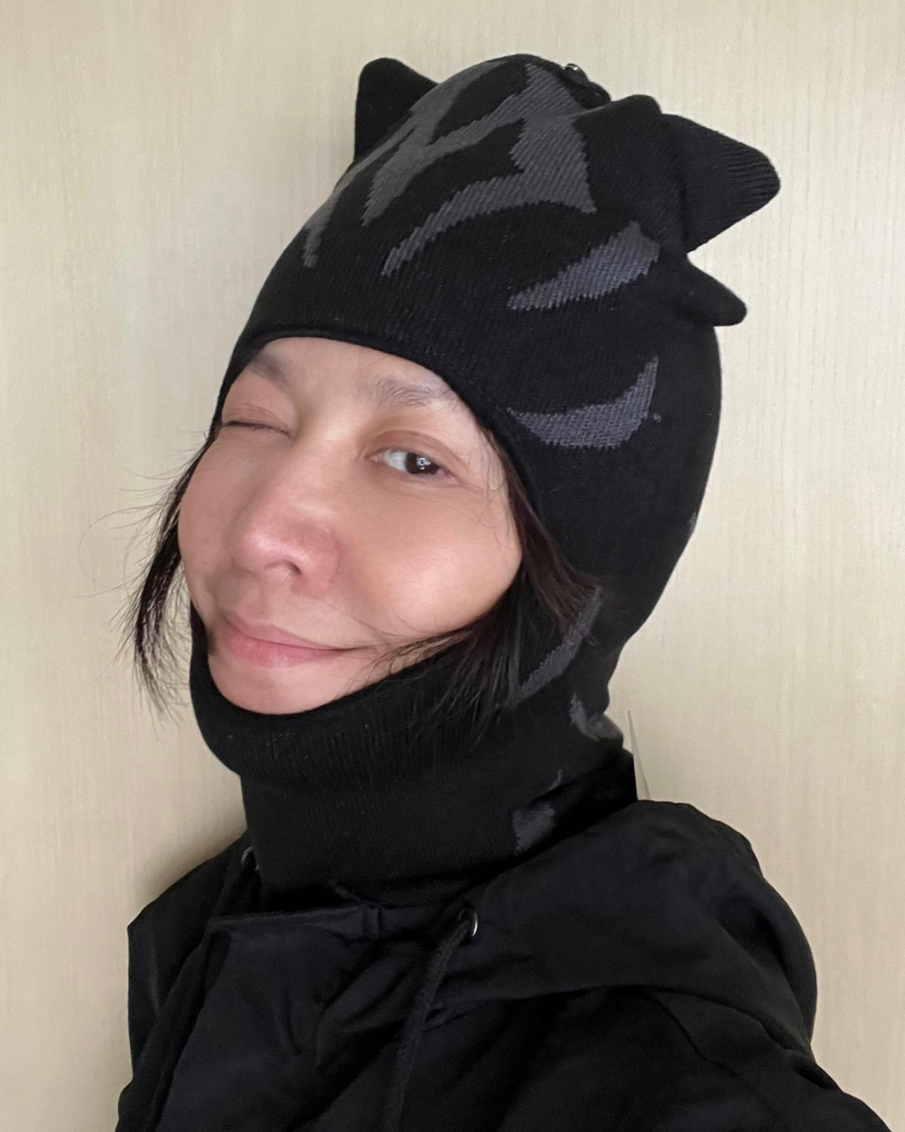 57歲劉嘉玲突曬「獨特頭套」素顏自拍！展示真實自然美！網民：女人味的代表！