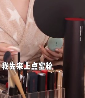 「賭王千金」何超蓮化妝枱私密公開！竟出現這款50蚊有找的超平價蜜粉！