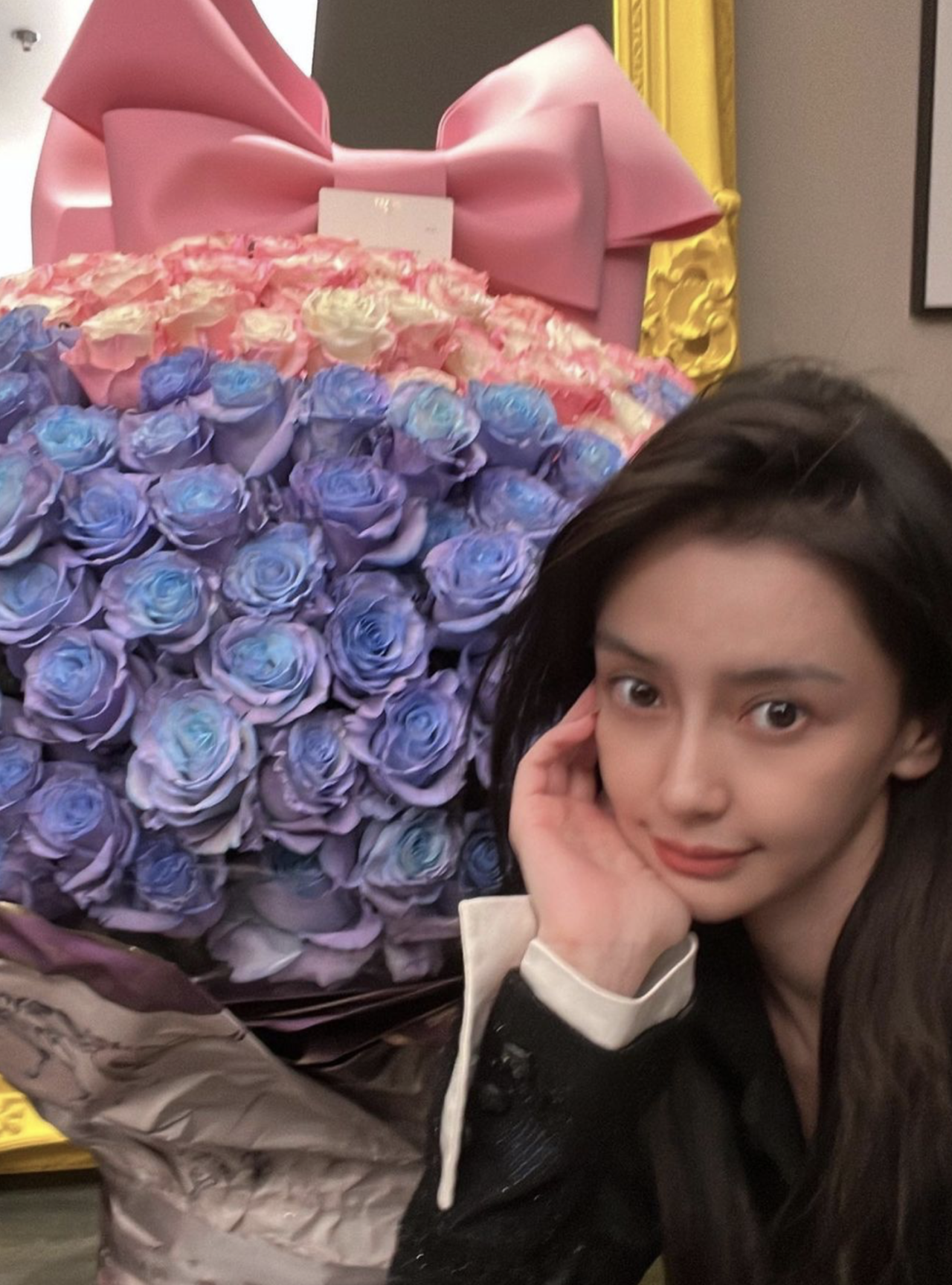 Angelababy疑似新戀情獲巨型花束！相片意外拍出男性倒影！Baby慌忙刪圖惹揣測！