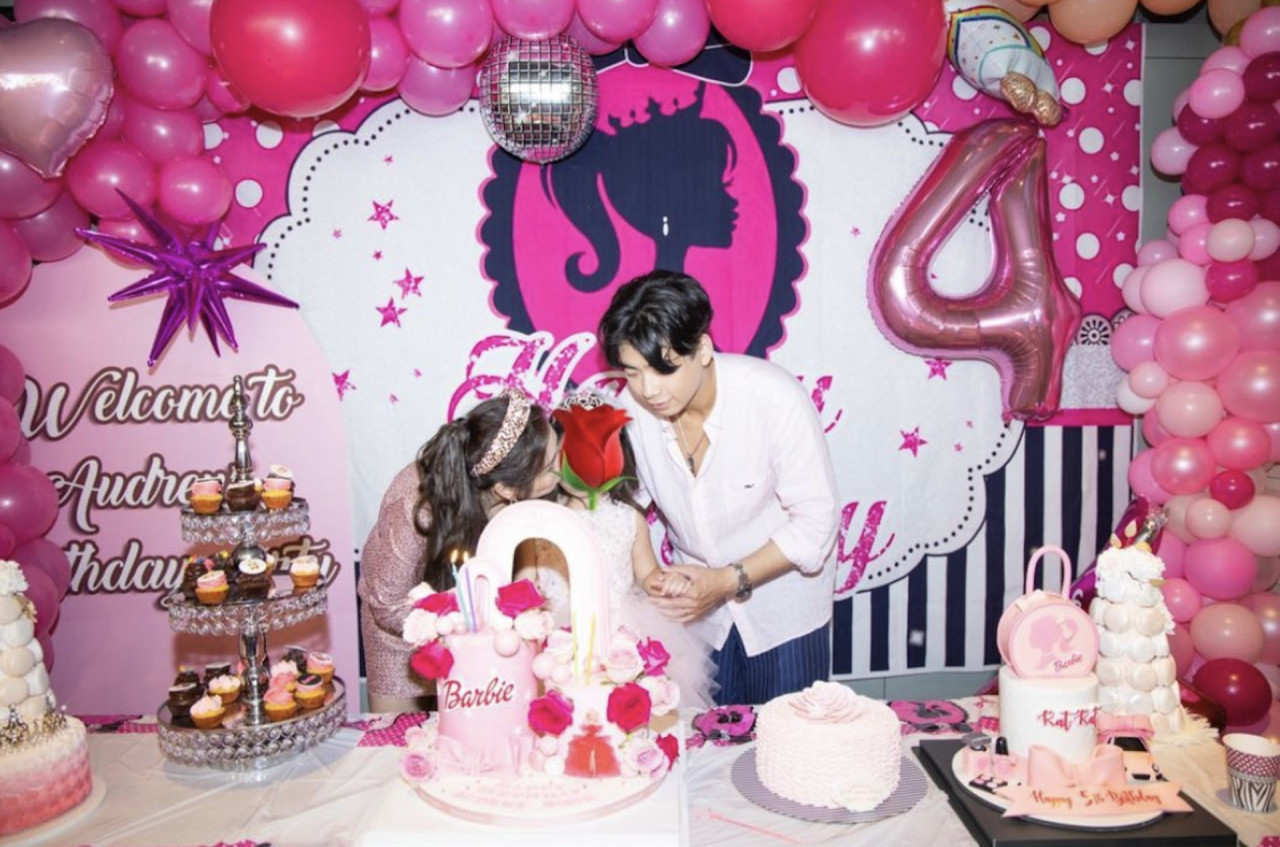 何超盈為4歲愛女舉行盛大Barbie生日派對！網民重點放在超盈着熱褲小背心！