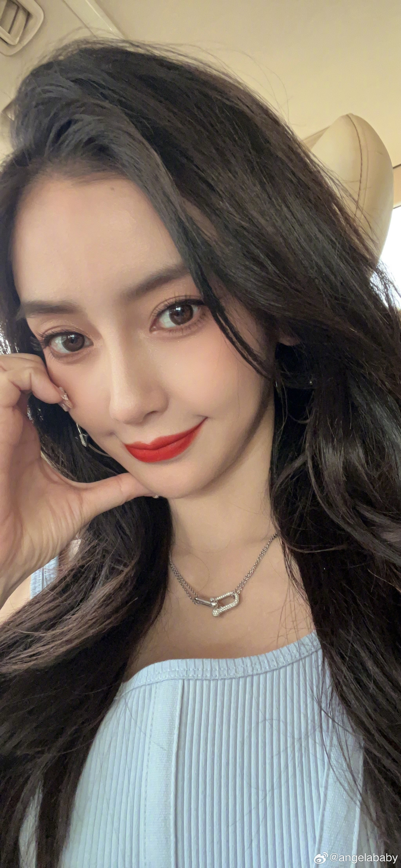 Angelababy送「小海綿」返學被捕獲！著小熱褲打扮年輕！網民：好有母愛！