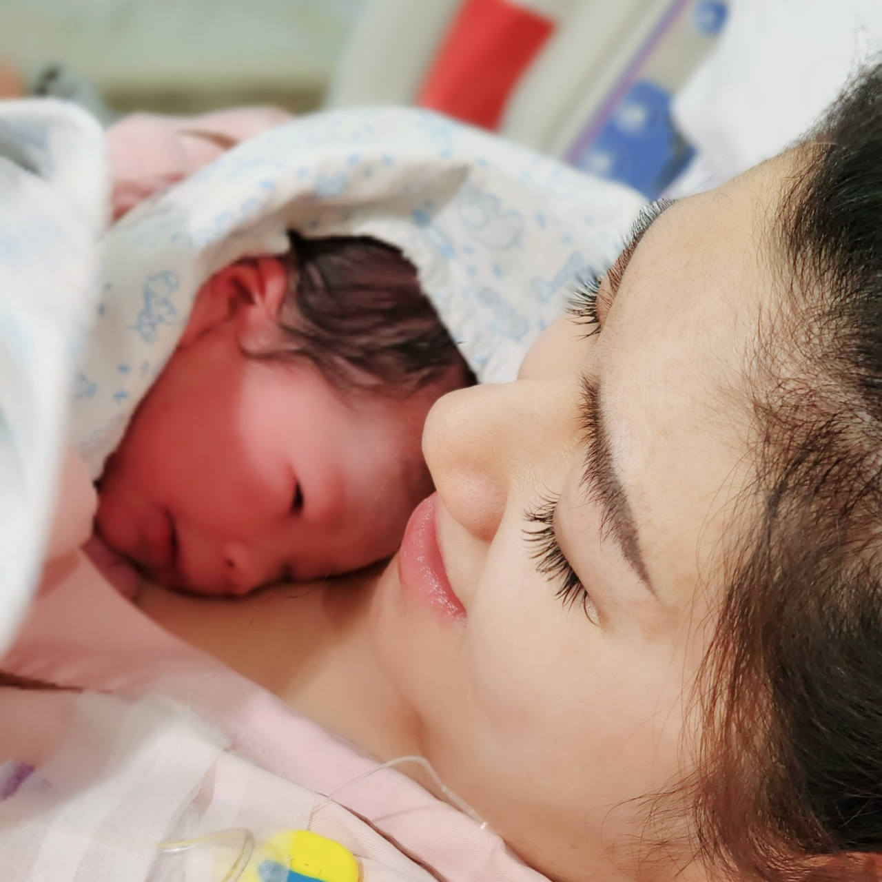 Selina順利誕下仔仔「小腰果」！好姊妹Hebe、Ella一同見證幸福時刻！