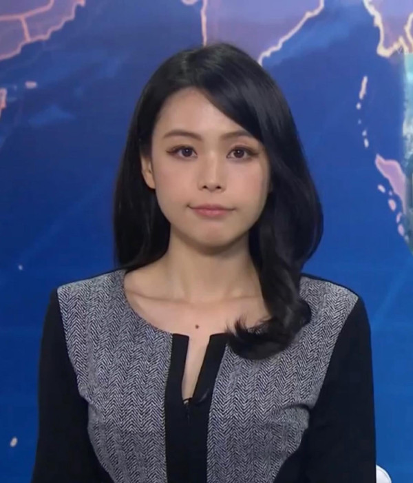 林婷婷黑雨踢拖報道照片被瘋傳！雨褸配短裙曬美腿！網民讚：「真新聞女神」