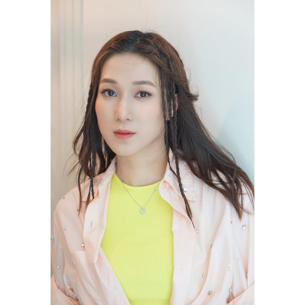 39歲鍾嘉欣罕曬一家五口出海照！大女Kelly靚樣成焦點！遺傳高顏值網民大讚！