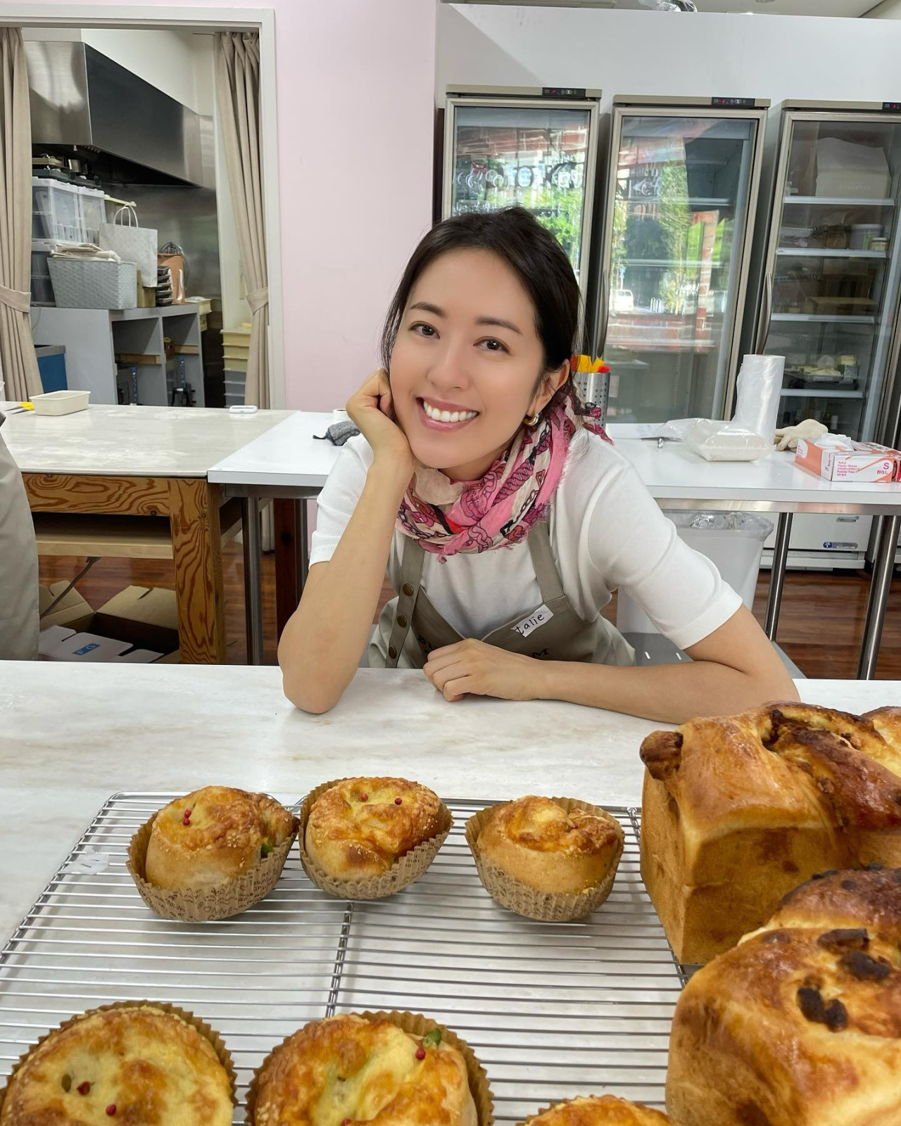 42歲唐詩詠日本街頭被野生捕獲！路人打扮難掩氣質！素顏皮膚似少女！