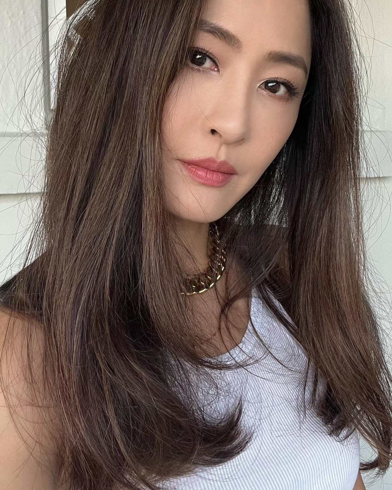 49歲周汶錡Fit爆現身時裝騷！防腐級美貌狀態大勇！完勝同框43歲樂基兒！