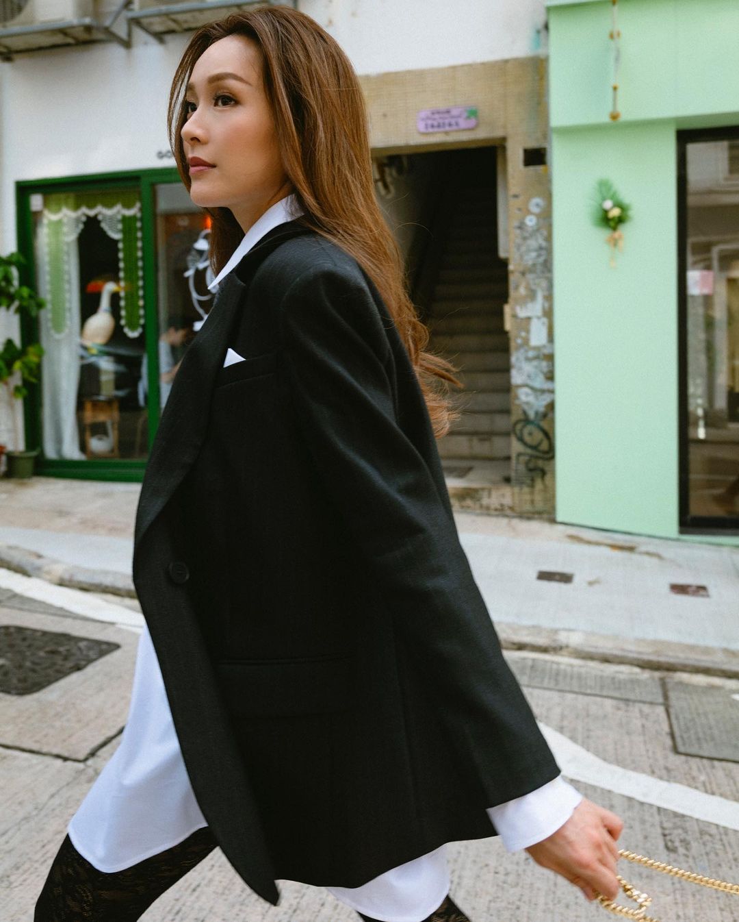 Ali李佳芯罕曬型格西裝黑絲Look靚相！「下衣失蹤」惹Bob留言：「又真係幾索嘅」