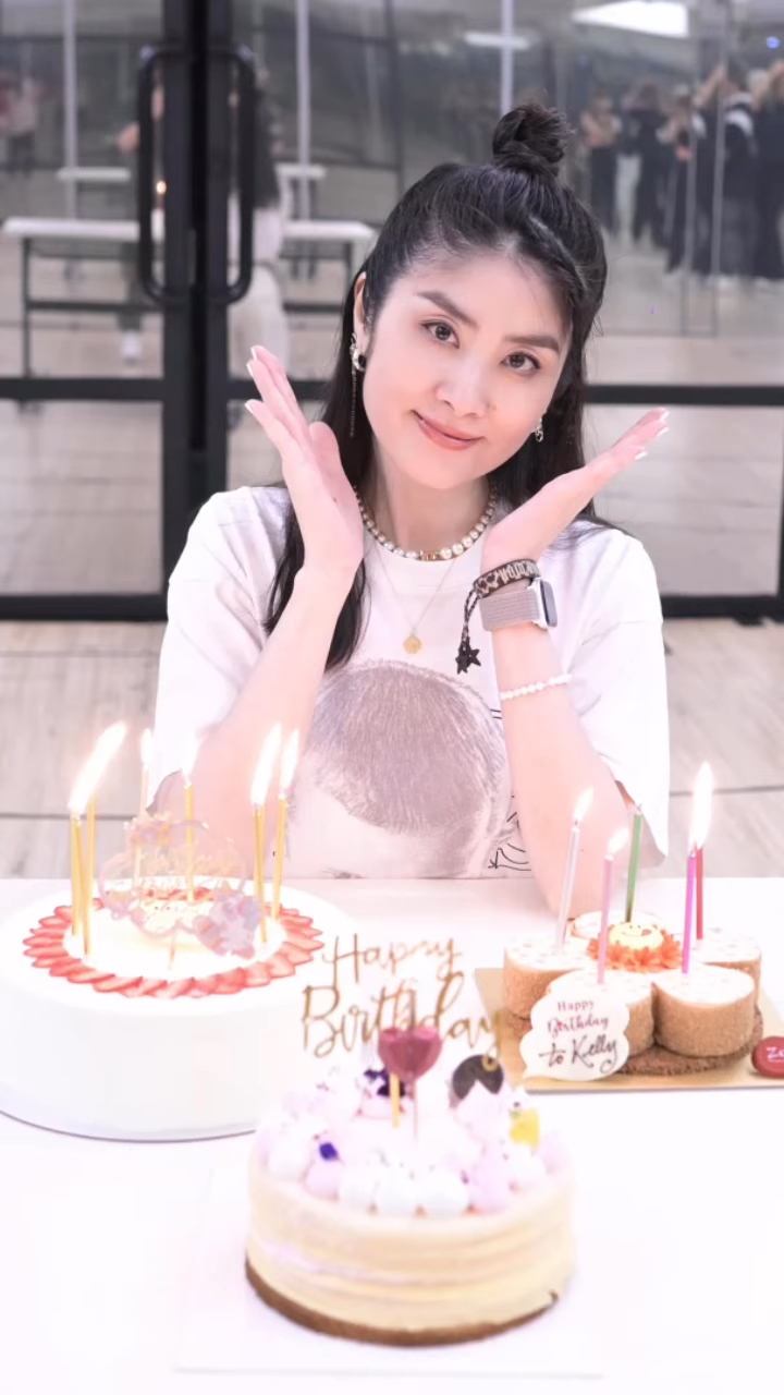 陳慧琳排舞室中慶祝51歲生日！素顏狀態驚艷網民！皮膚白皙緊緻十年如一日！