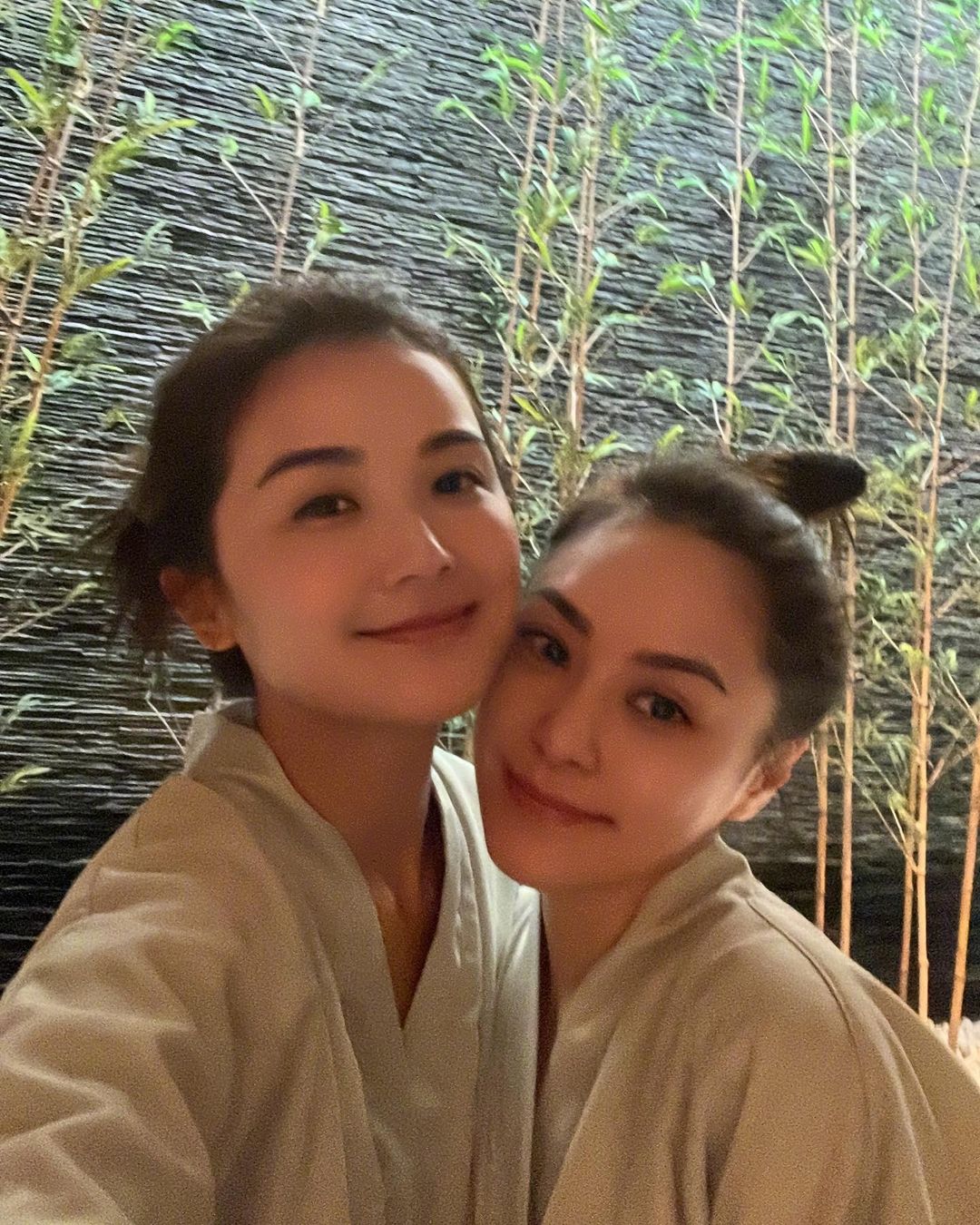 Twins又再合體素顏上陣做Spa！皮膚狀態超好粉絲羨慕：同出道無分別