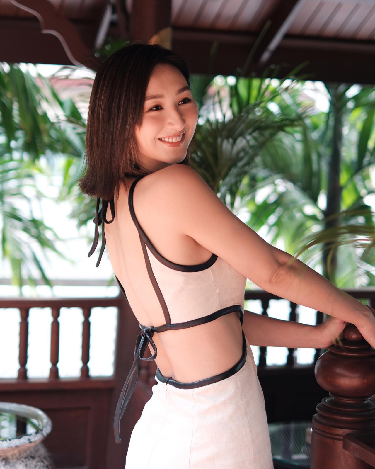 高海寧著超貼身裙曬S型噴血身材！出道後零走樣！36歲依然凹凸有致！