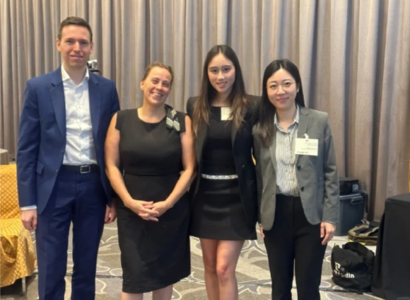 何超欣貼地素顏現身大排檔食飯！出席活動有何超瓊女強人影子！