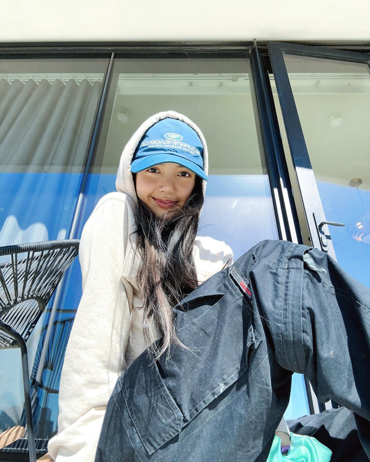 Lisa@BLACKPINK機場被粉絲禮物打中！掩鼻三秒表情痛苦！擠出微笑粉絲心痛！