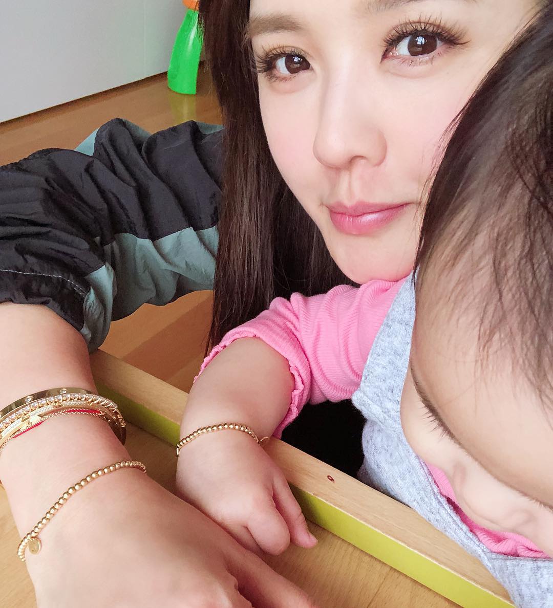 44歲官恩娜新相激靚似西藏美人！原圖直出美貌驚艷！兩孩之母仍像少女！