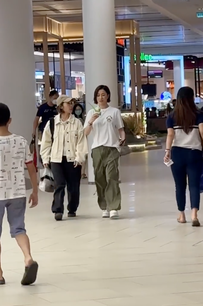 佘詩曼被野生捕獲邊行邊食雪糕！街頭嘟嘴自拍網民讚好可愛！