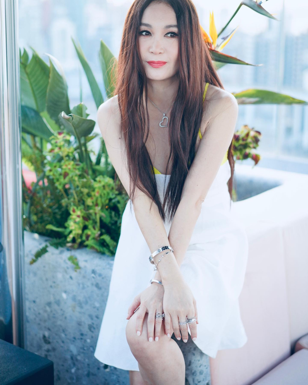 57歲溫碧霞超Deep V遊主題樂園！中門大開大騷身材！網民：仲係成個少女咁！