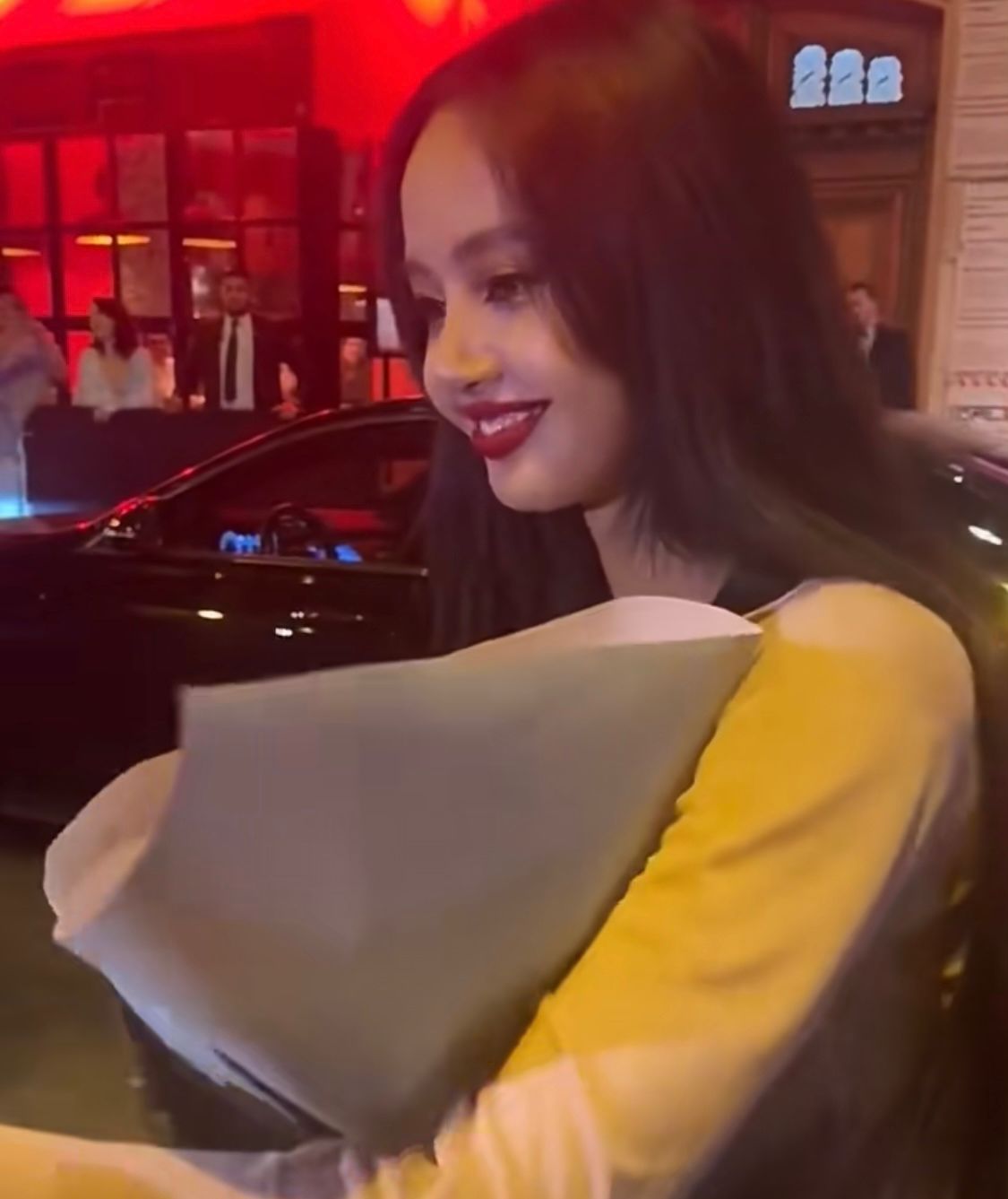 Lisa法國瘋馬秀開騷超性感！Jisoo、Rose、緋聞男友親身到場支持！