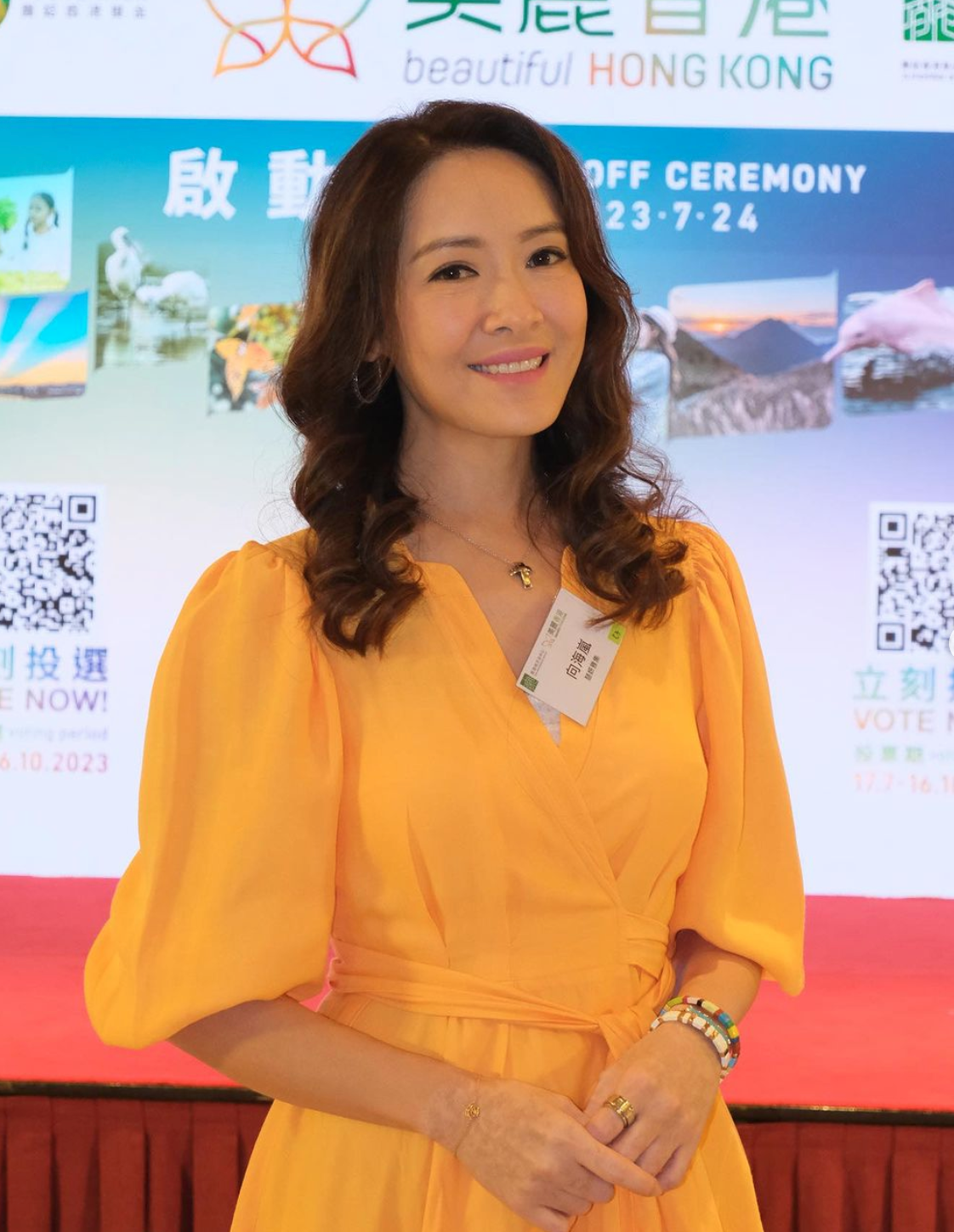 向海嵐近鏡自拍眼紋頸紋現形！48歲顏值不減！網民大讚：優雅地老去！