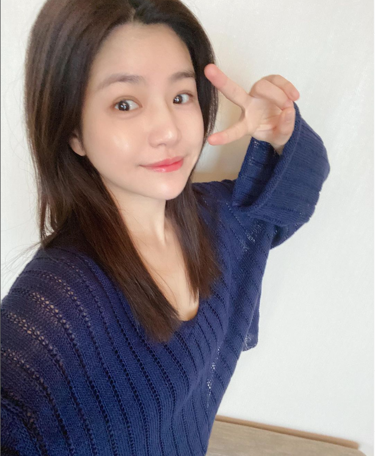 40歲陳妍希遊香港被野生捕獲！平民運動裝難掩星味！網民讚真人激瘦！