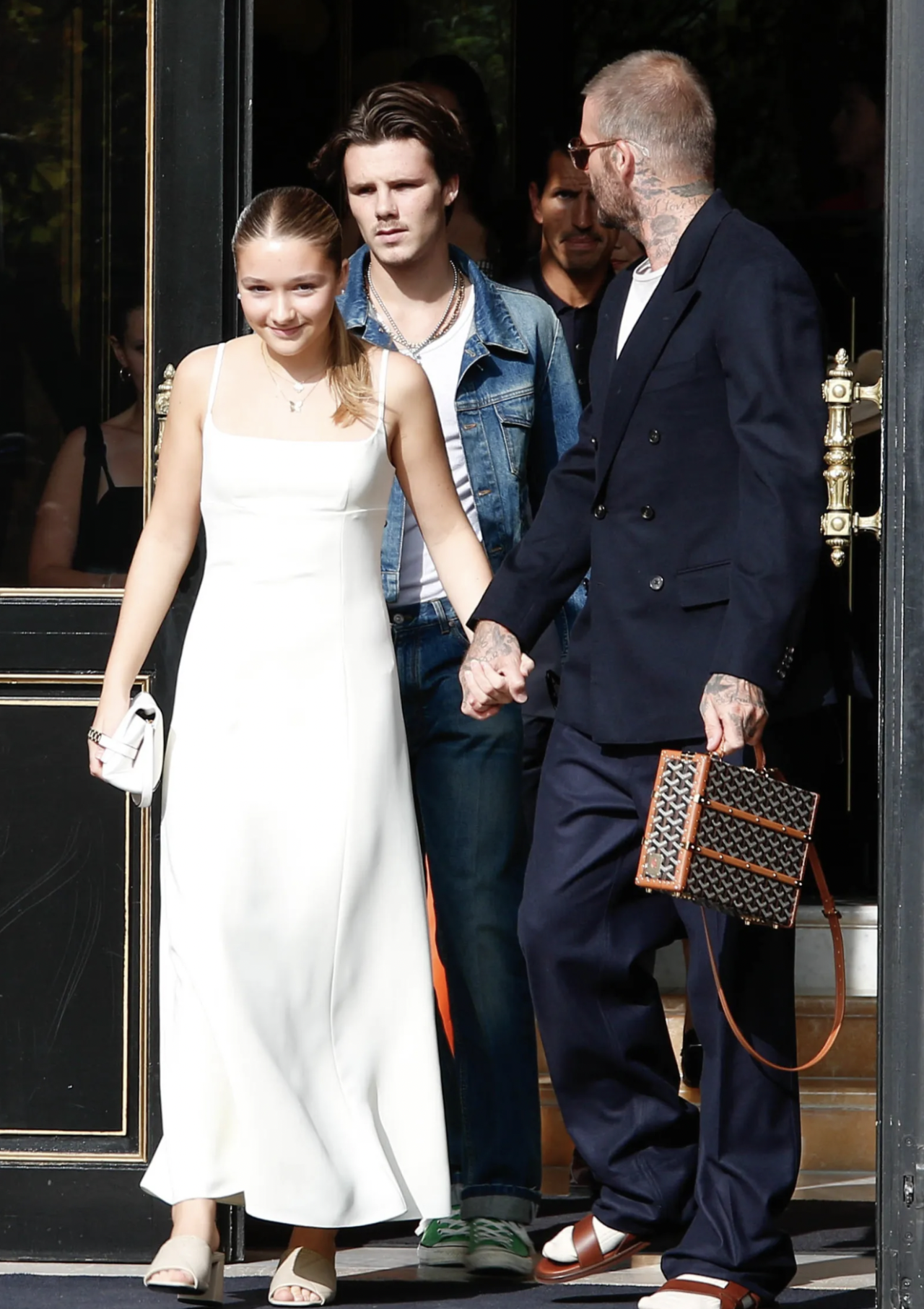 12歲Harper瞬間長成小女人！吊帶白裙配上媽媽Victoria品牌手袋出席時裝周！