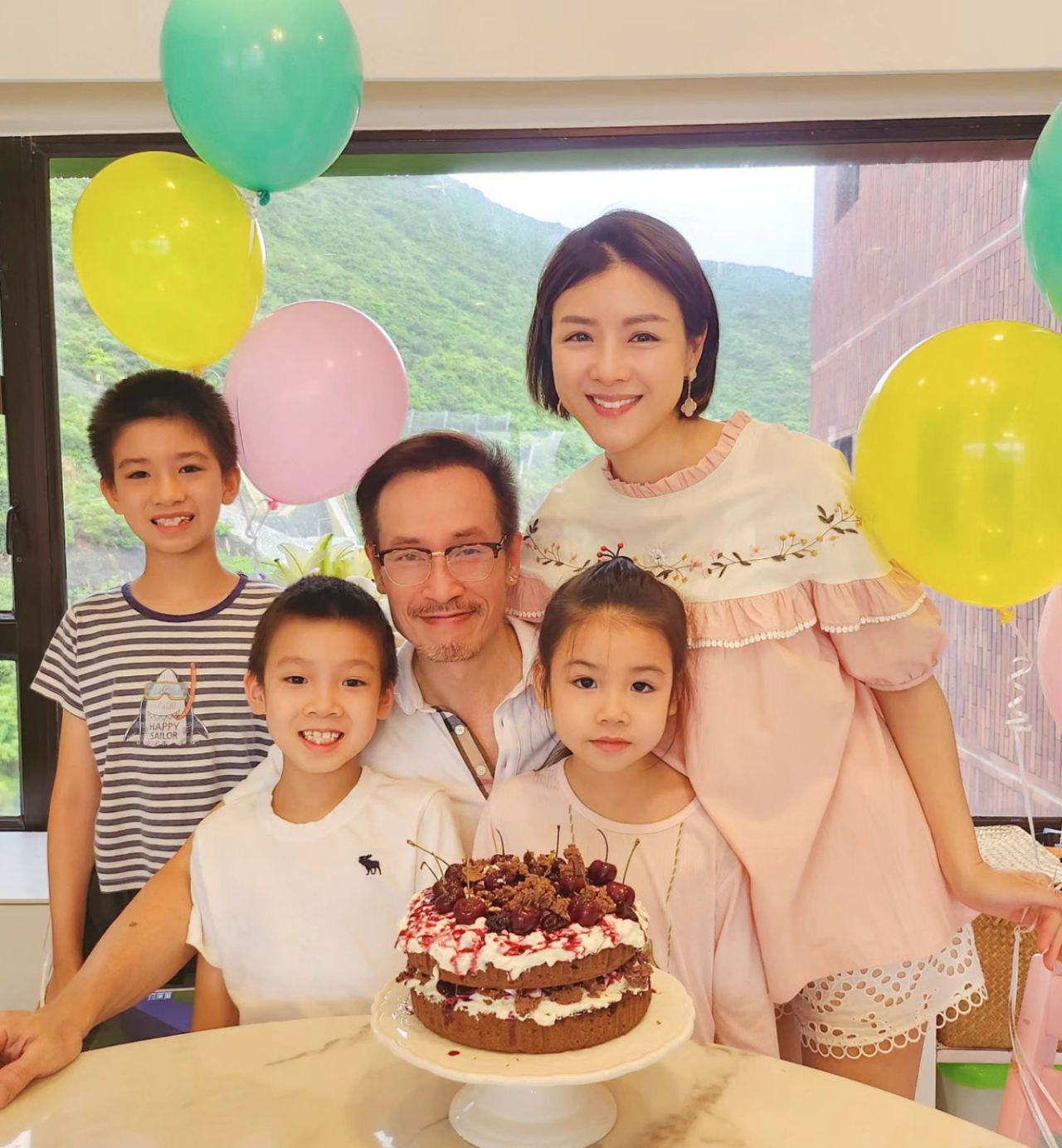 陳茵媺曬一家五口全家福！7歲囡囡Camilla暴風長大！靚樣獲讚「可選港姐」！