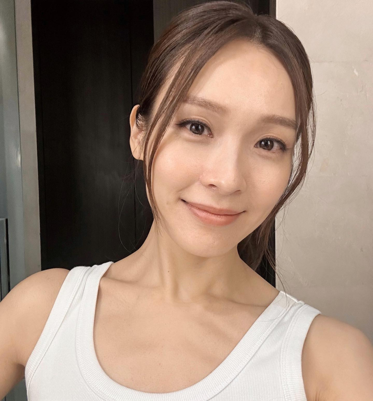 李佳芯被粉絲零距離野生捕獲！皮膚緊緻不像40歲？網民：根本反地心吸力！