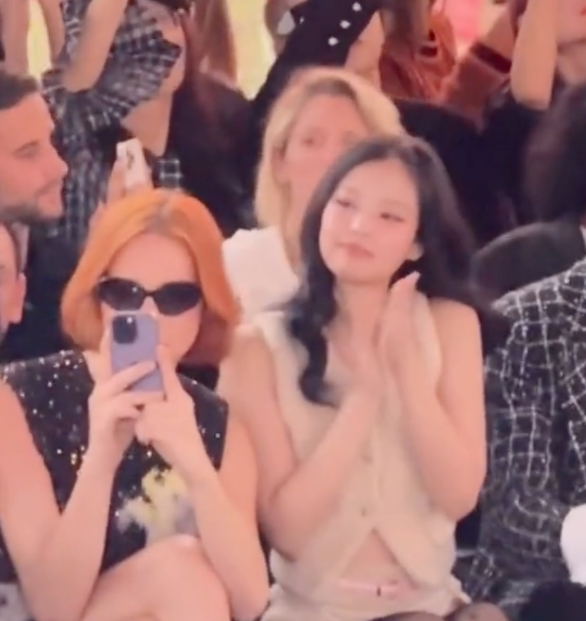 Jennie看秀1舉動讓人愛上！CHANEL 2024春夏大秀亮點：夾腳拖、相機包、22手袋新配色