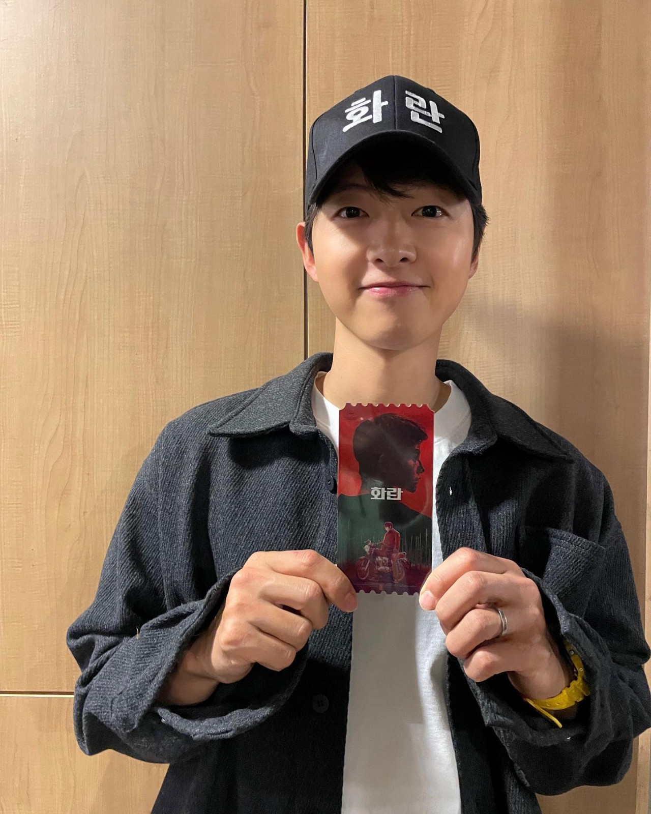 宋仲基被捕獲攜妻參加妹妹婚禮！凱蒂超好身材不像人母！網民：老婆更似明星！