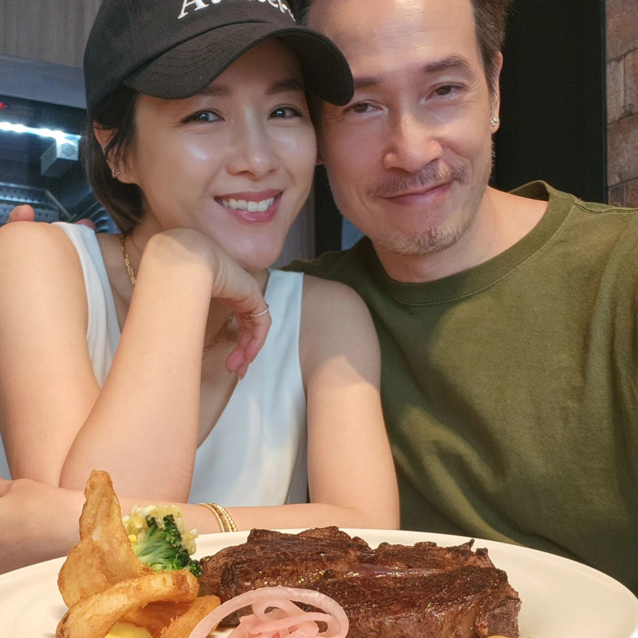 陳豪夫婦被野生捕獲！42歲陳茵媺真實狀態曝光！獲讚「真人在發光」！