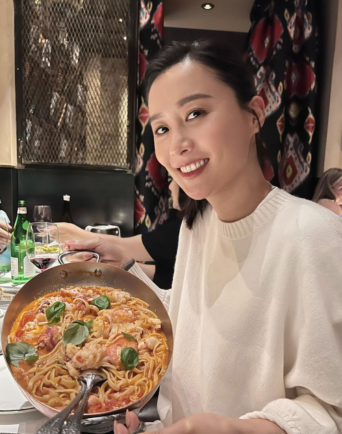 41歲陳法拉腰間全透視突破性感！真空上陣直落至臀部！零贅肉S曲線獲讚！