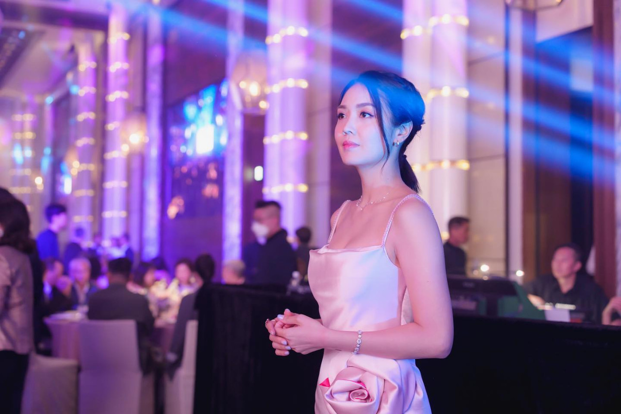 前港姐冠軍陳庭欣出席名媛飲宴！十億女友裝扮被嫌遜色！與富貴姊妹成對比！