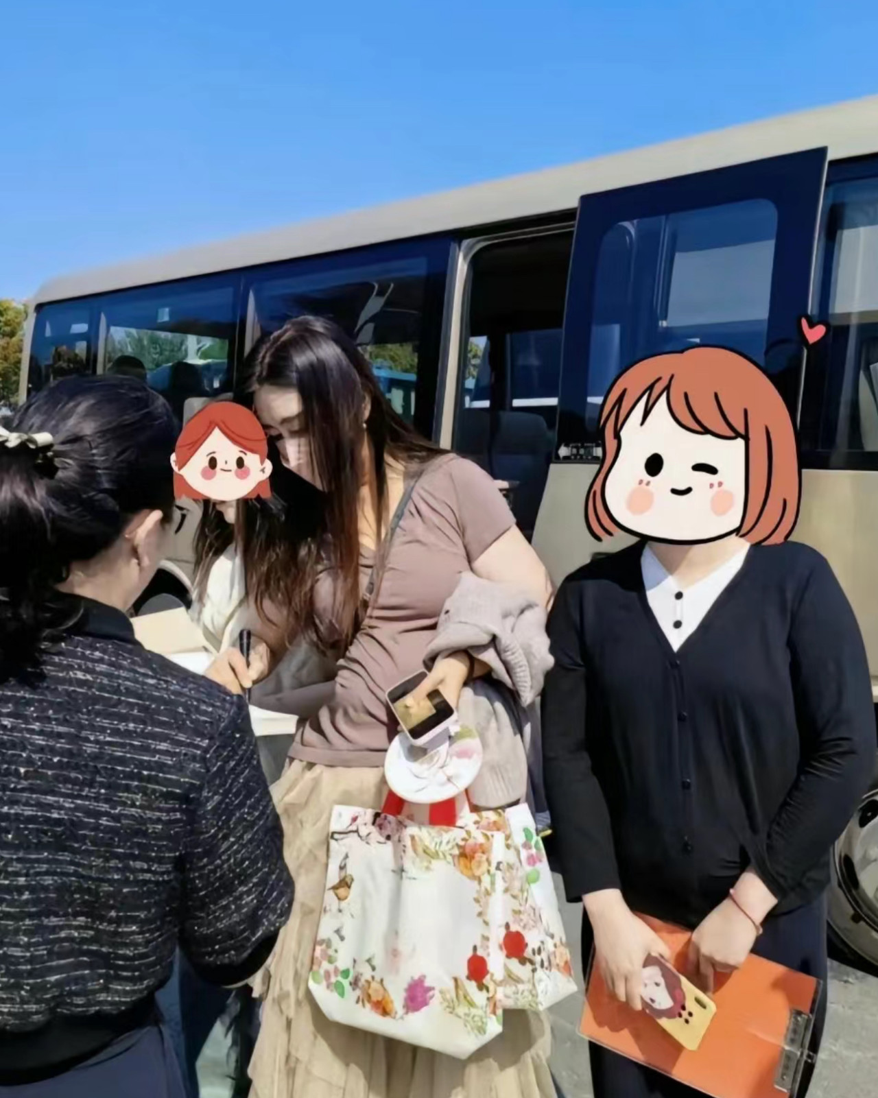 56歲王祖賢南京街頭被野生捕獲！依然仙氣十足！更大方幫粉絲簽名！