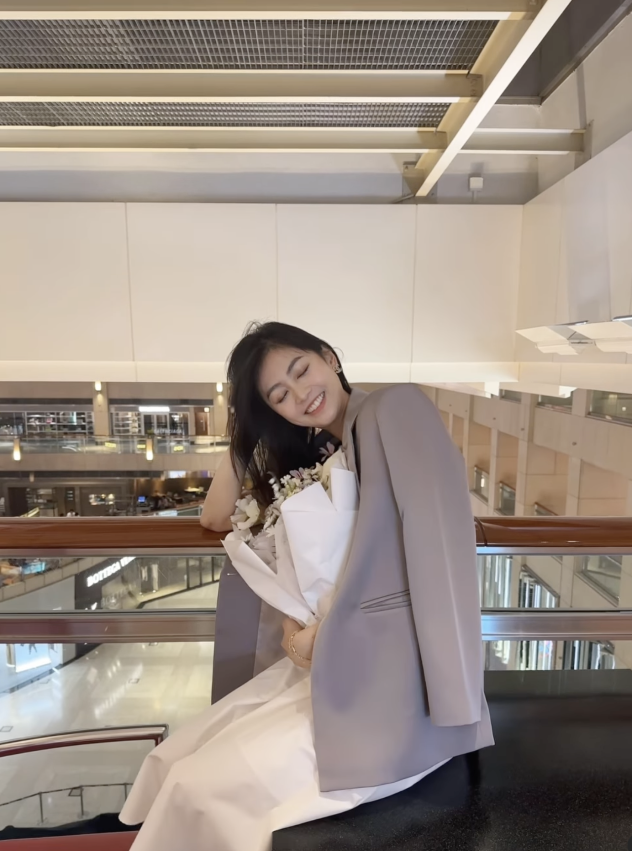 「A0 女神」郭柏妍手捧花束甜笑！男友視覺惹網民熱議！身上「一東西」引人遐想！