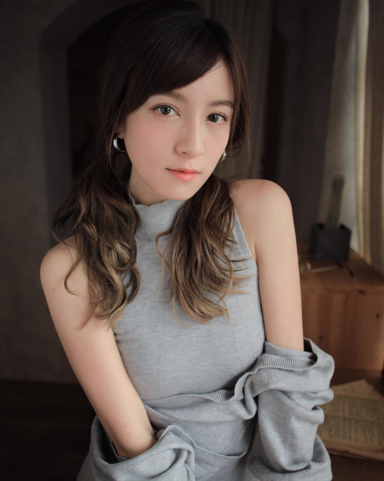 前TVB新聞主播陳嘉倩派福利下衣失蹤！大曬美腿意態撩人！網民跪求出三點式寫真！