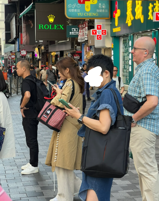 傅嘉莉低調現身尖沙嘴街頭！被嘲星味盡失！網民錯重點：以為女途人是關菊英