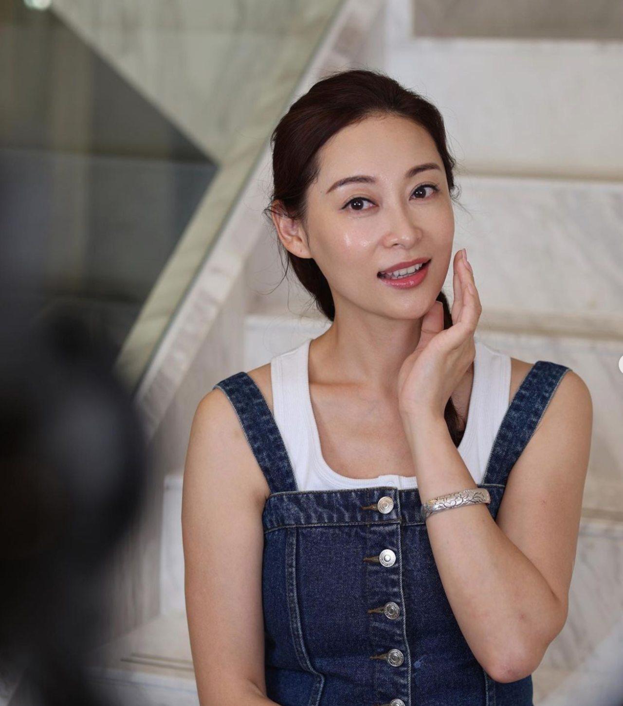 45歲楊卓娜零底妝素顏樣曝光！逆齡肌膚驚艷網民：果然是「最強繼母」！