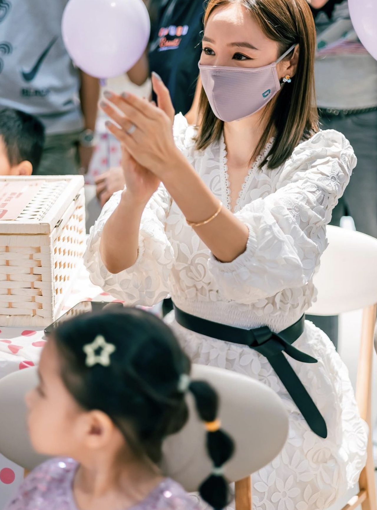 譚凱琪罕有公開一家三口合照！父女二人濃眉大眼似餅印！囡囡對蛋糕有奇怪要求？