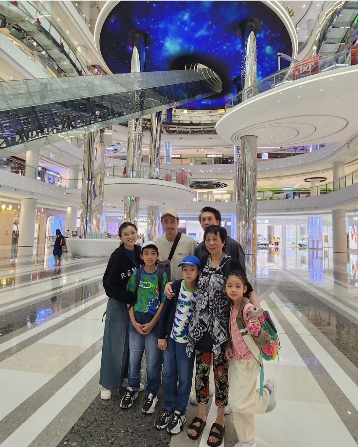 52歲陳豪深圳與粉絲合照！右手青筋盡現瘦骨如柴！造型如老人惹網民擔心！