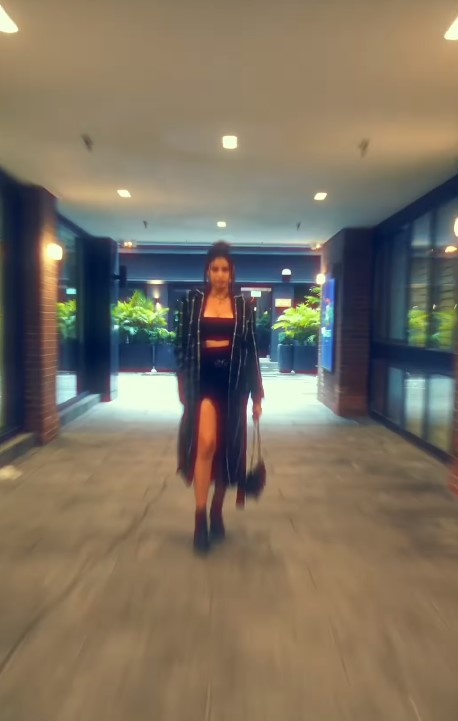 雷莊𠒇街拍着Tube Top大騷傲人上圍！意外微凸肚腩大煞風景！