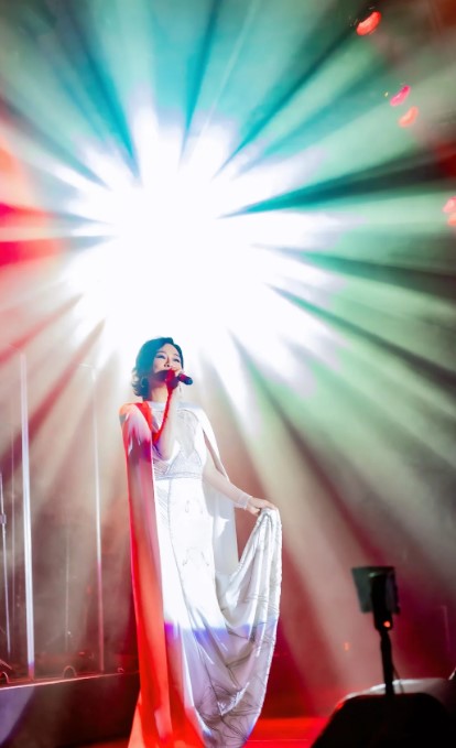 53歲陳松伶美國登台中門大開！鏤空透視珠片長裙似「發熱貼」嚇窒網民！