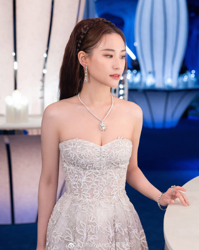 賭王千金何超蓮街坊Look現身銅鑼灣！腳上XX元拖鞋成焦點！被網民嘲「穿得太隨便」！