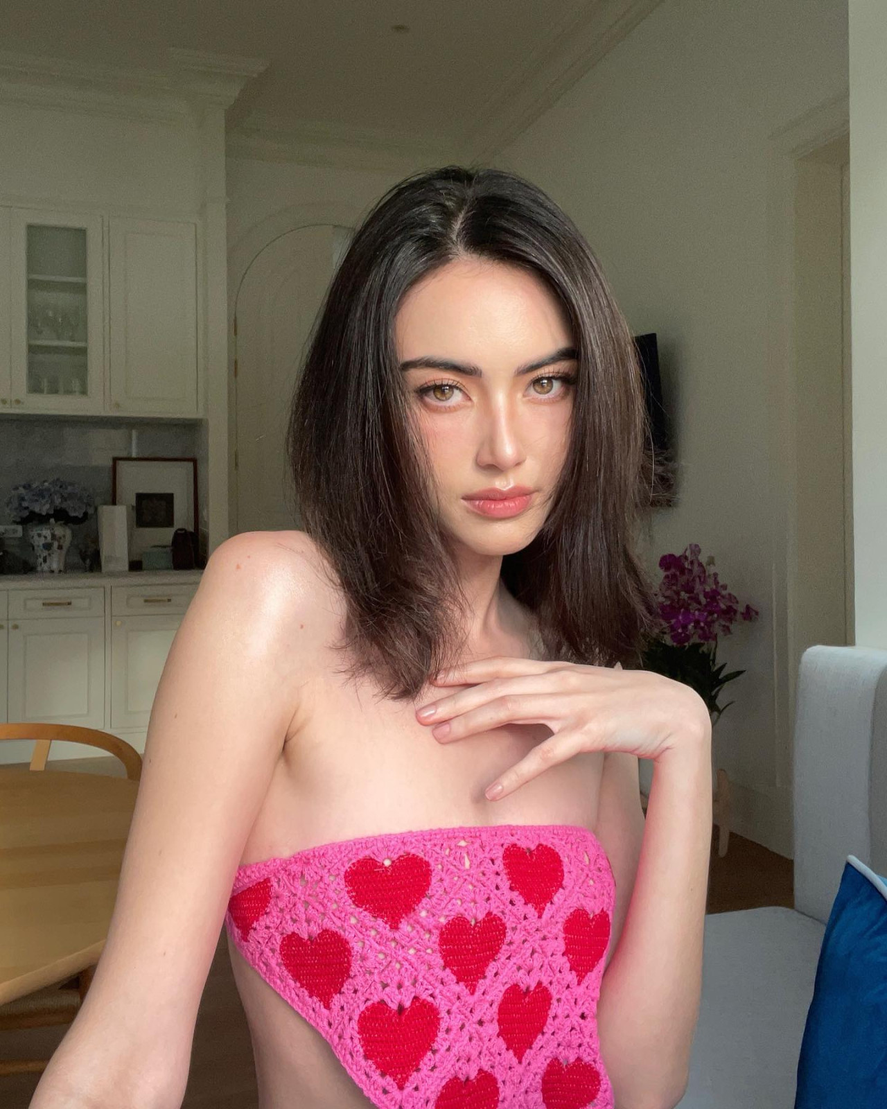 Davika Hoorne被譽為「泰國第一神顏」！擁22吋螞蟻腰＋170cm身高！