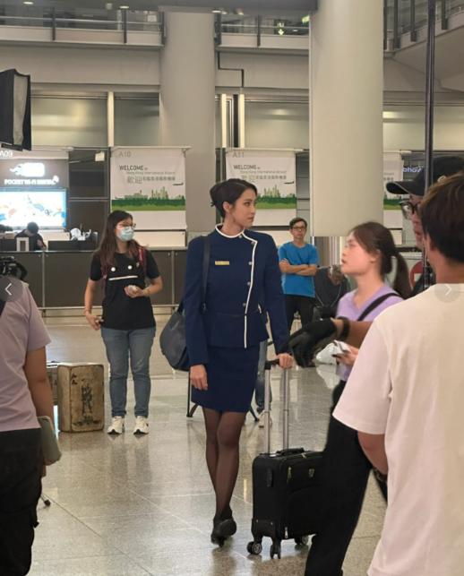 劉穎鏇新劇空姐造型曝光超吸睛！短裙制服配黑絲！網民激讚44吋煞食長腿！