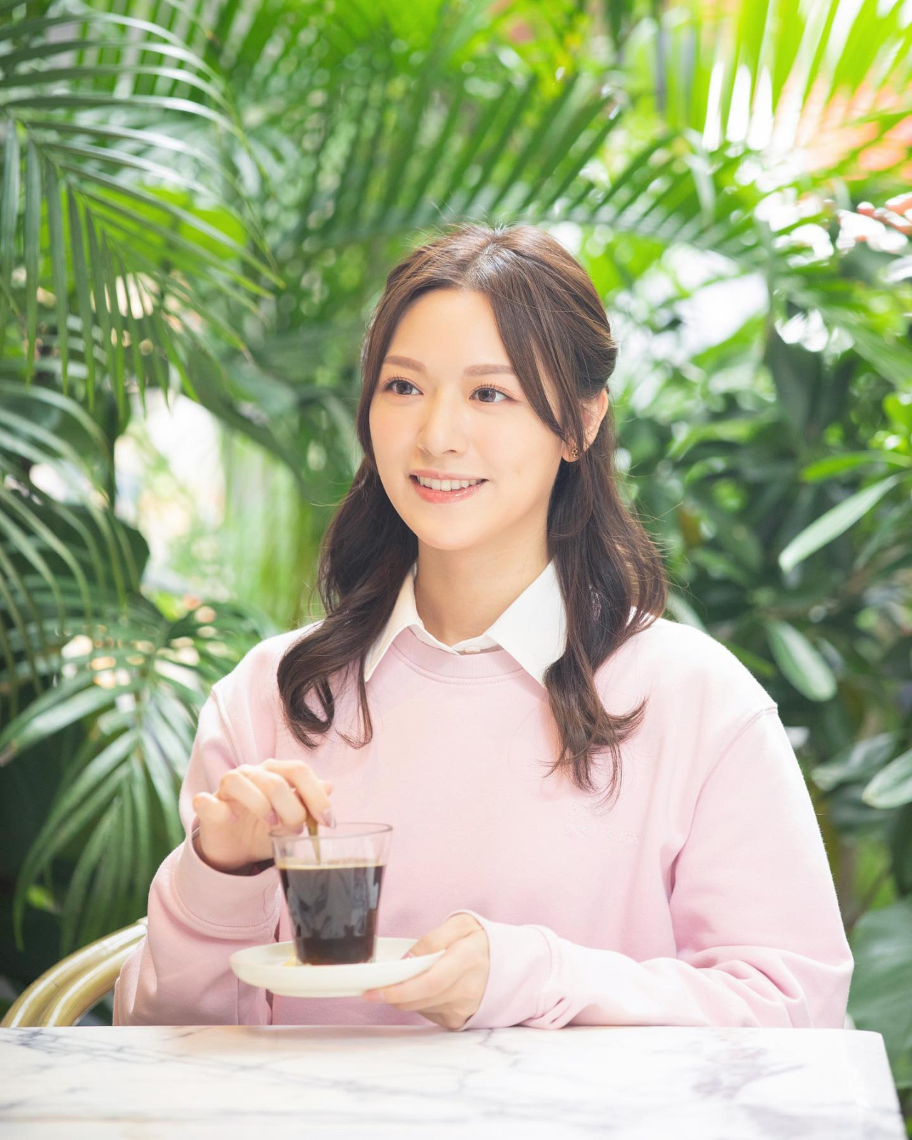 馮盈盈拍片親授瘦腰減肥秘訣！3大極速瘦腰食物！21.5吋小蠻腰靠1杯特飲！