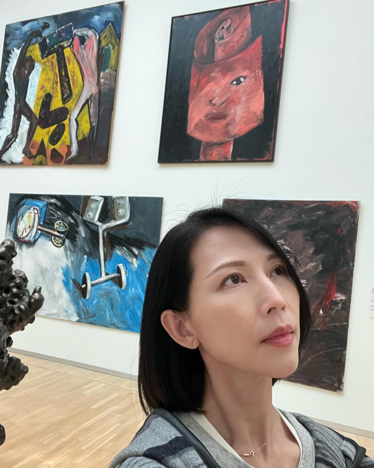 50歲蔡少芬全素顏被商場偶遇！皮膚白滑似剝殼雞蛋！三孩之母保養得宜！