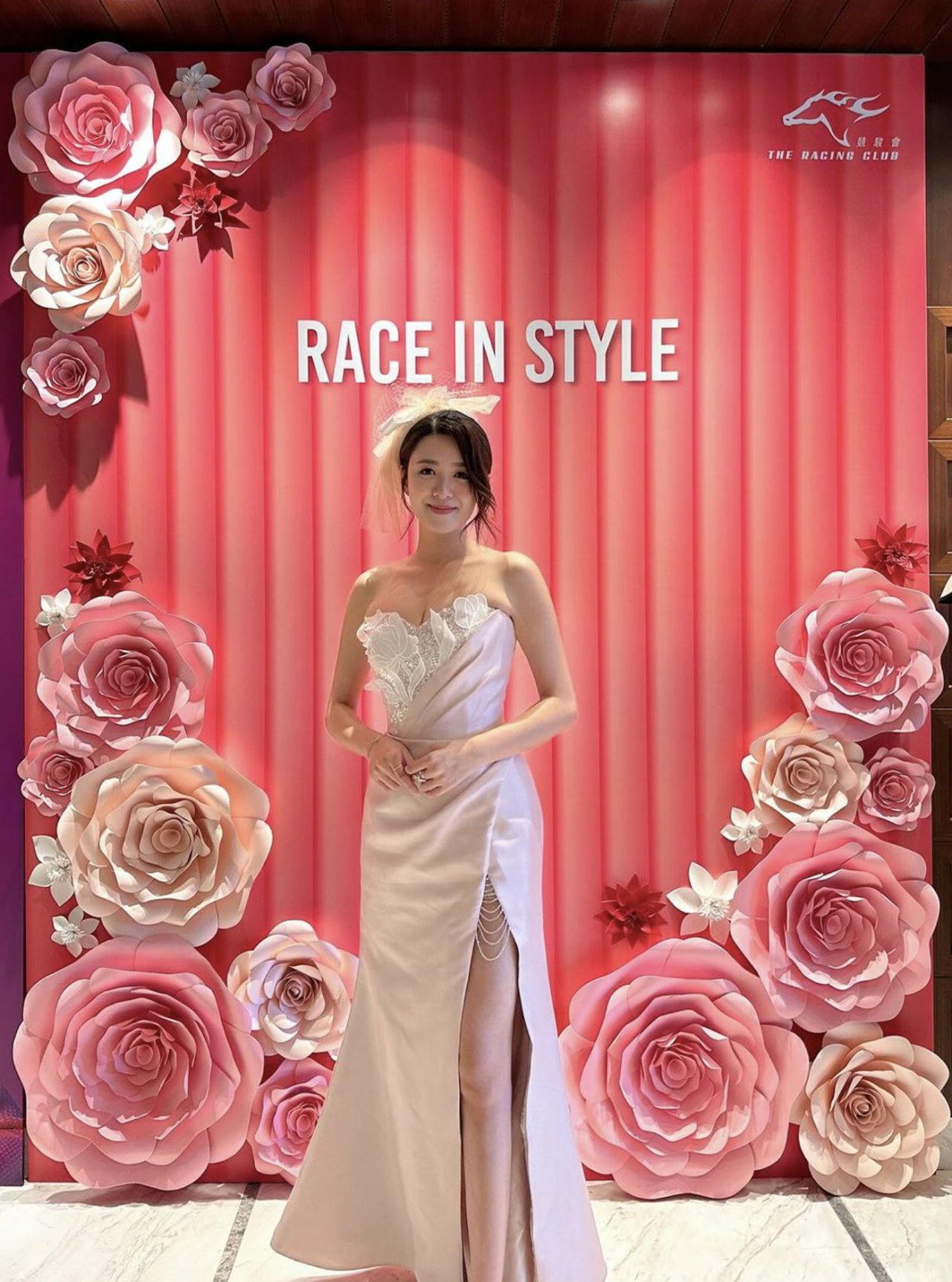 江嘉敏減肥成功低胸性感入馬場！華麗打扮艷壓全場獲讚「頂唔順的身材」！