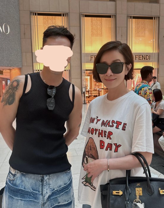 佘詩曼中環行街被野生捕獲！私下素Tee打扮依然流露巨星氣場 ！手拎炒價超過20萬名牌手袋！