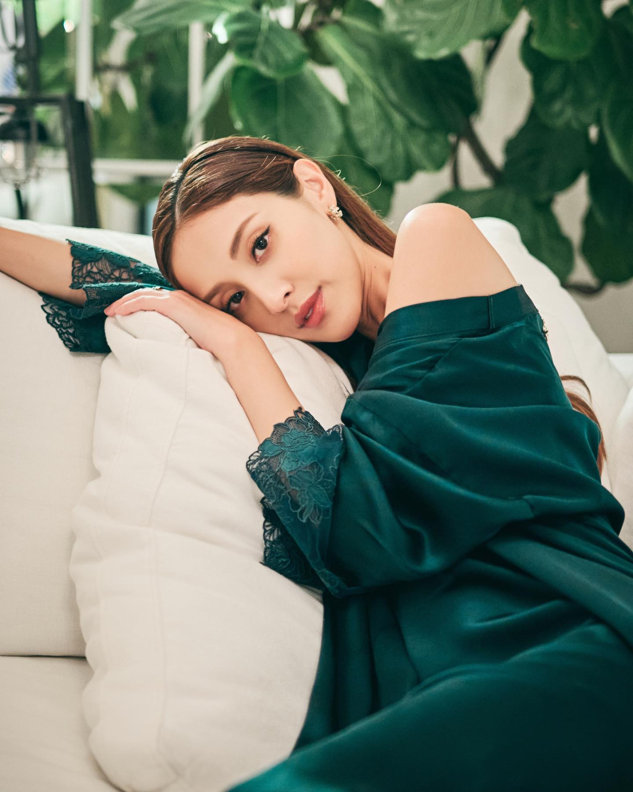 陳凱琳超低胸蕾絲睡衣曬身材！生三子上圍再升級！眼神撩人極誘惑！