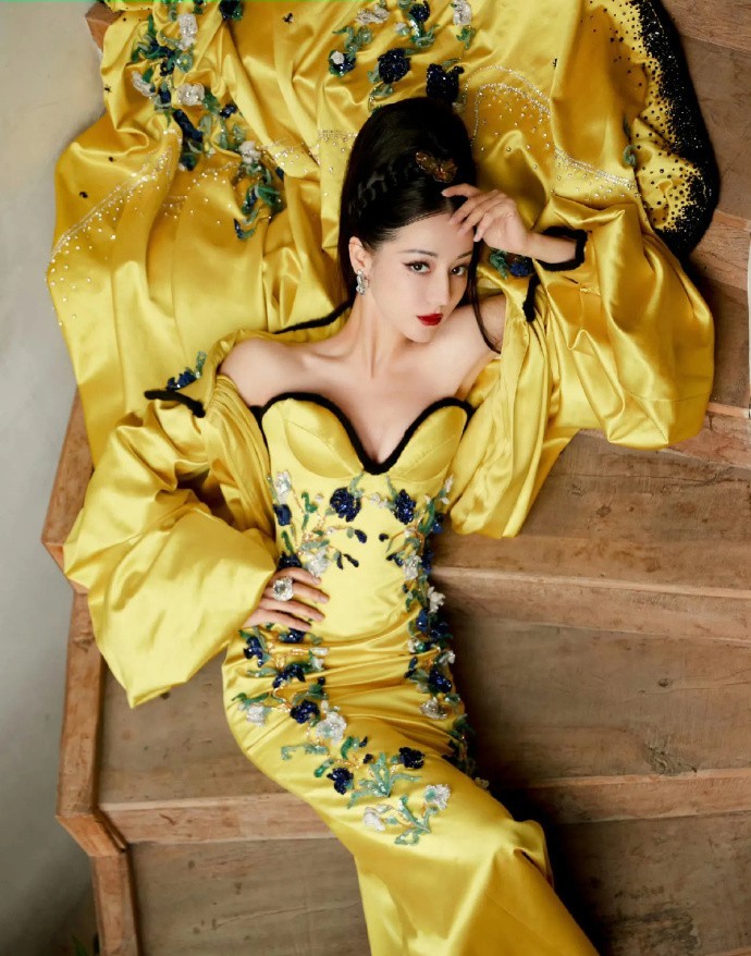 迪麗熱巴紅毯造型罕有失手！被批全場最醜！造型師回應爭議：每人審美不同