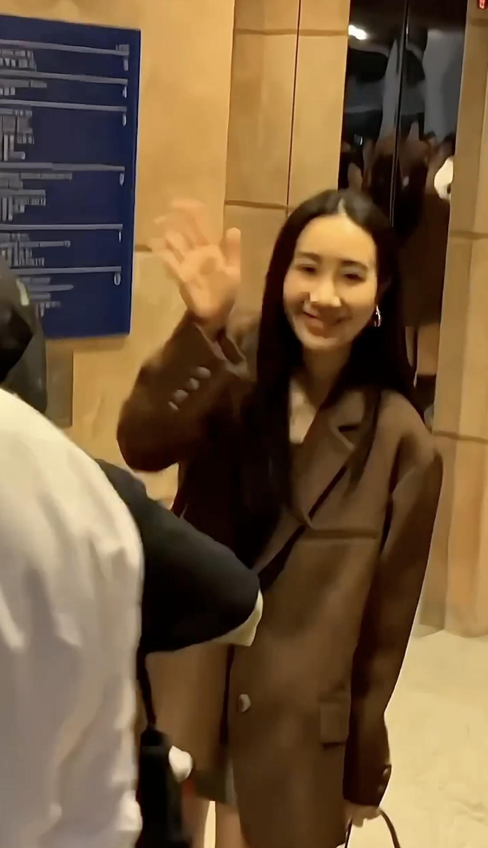 37歲吳雨霏被近距離野生捕獲！路人鏡頭下盡現少奶奶貴氣！搣甩野性辣妹風格！