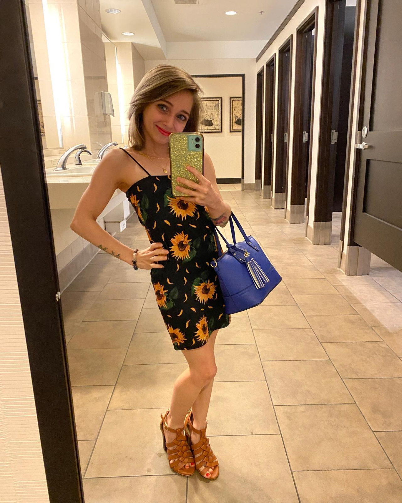 23歲美國女罹患罕病身高如8歲女孩！和型男拍拖惹網民爭議：相當病態